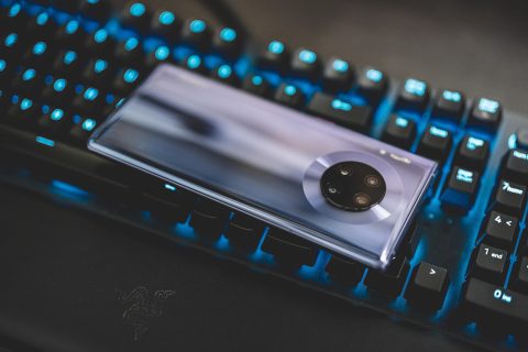 编辑在明亮书桌前整理 java se 知识地图，手边摊开笔记与笔记本，晨光斜照进窗，气氛专注安静