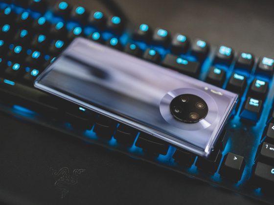 java se 编辑团队在开放式办公室里对照官方文档核对术语，桌面整齐摆放打印稿与彩色笔，氛围严谨